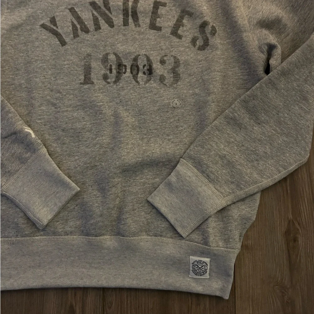 Polo Ralph Lauren | New York Yankees Crewneck Sweatshirt Loft Grey (Small) - Picture 6 of 16